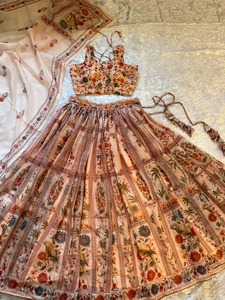 ชุดเลเฮนกาโชลีแบบดั้งเดิม ผ้าออร์แกนซ่าพิมพ์ลายดิจิทัลลายดอกไม้ ดีไซน์ใหม่ ความยาวระดับข้อเท้า พร้อมผ้าคลุมไหล่ สำหรับงานแต่งงานและงานปาร์ตี้ของผู้หญิงชาวอินเดีย - Product Image 4