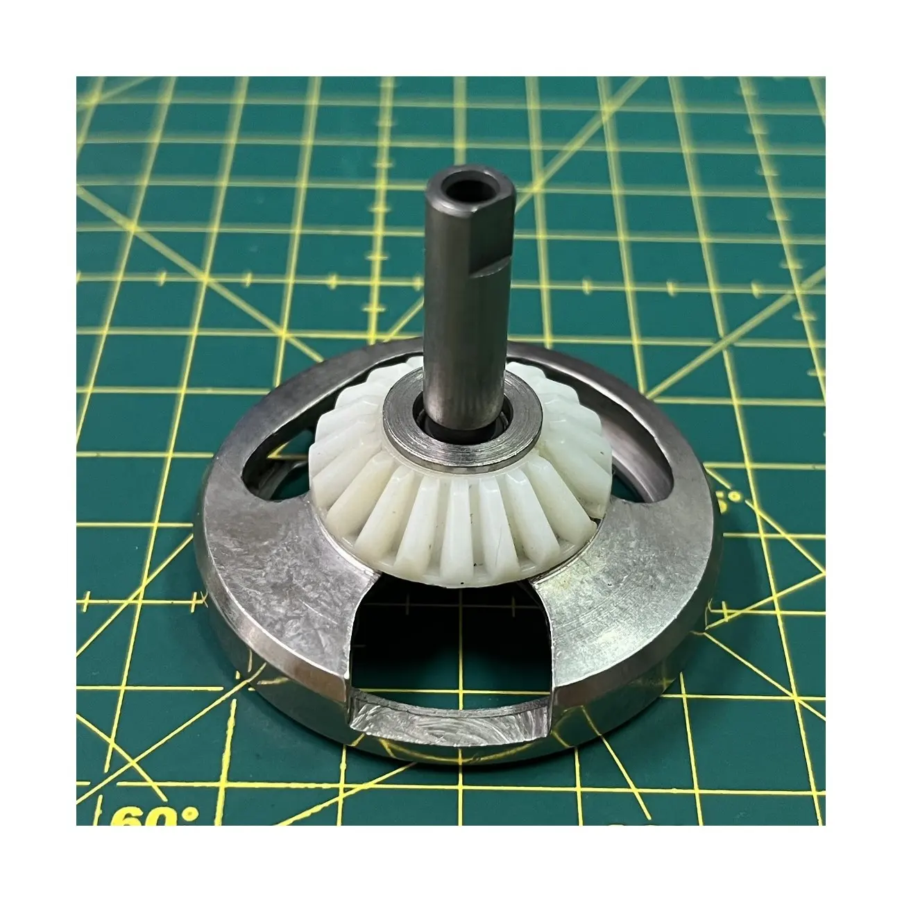 153021 ROTARY HOOK WITH GEAR DOMESTIC SEWING MACHINE PARTS MADE IN TAIWAN