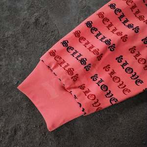 เสื้อโปโลแขนยาวผู้ชาย พิมพ์ลายตัวอักษรทั่วตัว สีชมพูคอรัล ดำ สไตล์ลำลอง แฟชั่นสตรีทแวร์ เสื้อผ้าผู้ชาย เนื้อผ้านุ่ม - Product Image 3