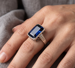 Magnifique bague de mariage artisanale en argent sterling massif 925 avec saphir bleu taille radiant serti clos, pour grossiste - Product Image 5