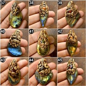 Collier en pierre de labradorite naturelle multicolore en gros avec pendentif en argile polymère à motif numérique - Product Image 2