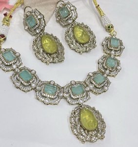 Ensemble de collier et boucles d'oreilles en zircon plaqué or de qualité supérieure, idéal pour un cadeau de mariage pour femme - Product Image 2
