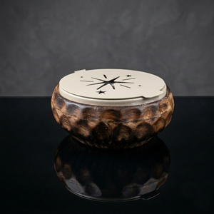 Brûle-encens exquis en bois sculpté et métal, avec couvercle à calligraphie arabe, idéal pour rehausser la pratique spirituelle à la maison - Product Image 1