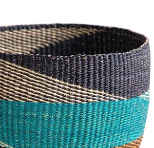 Cesta de mimbre ecológica tejida a mano con diseño negro y verde azulado, contenedor para ropa sucia con asas - Product Image 4