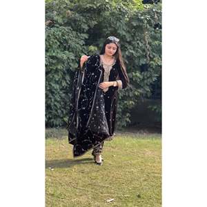 Top de soirée pour femmes de créateur-Ensemble Sharara et Dupatta Top élégant avec bas et pièce de couverture assortis - Product Image 1