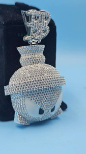 Pendentif Personnage de Dessin Animé en Argent 925 Plaqué Rhodium avec Diamant de Laboratoire et Strass en Cristal – Breloque Unisexe de Luxe - Product Image 2