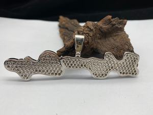 Colgante de Letra Personalizada Hecho a Mano de Plata de Ley 925 con Moissanita, Estilo Hip Hop Iced Script, Engastado con Pavé, Bañado en Rodio, Lujo Unisex - Product Image 3