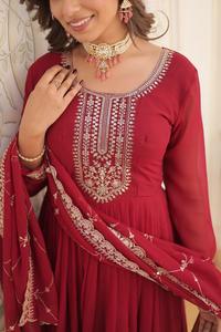 Robes Anarkali pour femmes, dernières tendances, en tissu Faux Blooming, richement brodées, disponibles en quatre couleurs différentes, avec dupatta brodée. - Product Image 2