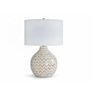 Lampe de table de haute qualité à motif chevron avec incrustation d'os, base en bois, lampe d'appoint, artisanat en os - Product Image 1