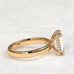 SATVIK RATNA Bague de Mariage Solitaire de Luxe en Or 14K avec Diamant de Laboratoire Certifié IGI Taille Émeraude 2,5 Carats et Bande Large Type Cigare - Product Image 3