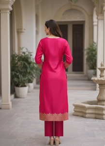 Ensemble Kurti rose pour femme très demandé, manches 3/4, en mélange de soie / soie scintillante, entièrement cousu, pour occasions régulières et festives - Product Image 4