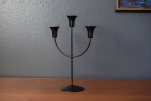 Porte-bougie unique en fer forgé avec des détails artisanaux et des accents sculptés avec soin pour une esthétique distinctive. - Product Image 2