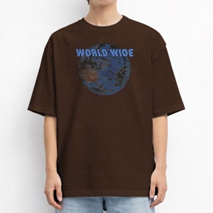 Camiseta de hombre de corte regular con estampado de la Tierra, manga corta, cuello redondo, informal, 100% algodón jersey, 180g, antiencogimiento, hecha en Bangladesh - Product Image 1