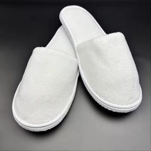 GlobeLink Pantoufles d'hôtel jetables à bout fermé en polaire corail, les plus vendues - Product Image 1