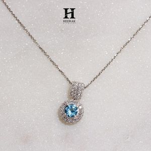 Pendentif classique rond en diamant halo, élégant collier en pierre précieuse bleue, bijoux fins de qualité supérieure pour les détaillants et les boutiques - Product Image 3