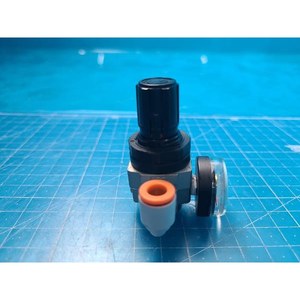 Régulateur pneumatique miniature SMC MR10-M5H, utilisé comme pièce détachée pour équipement semi-conducteur d'époque - Product Image 4