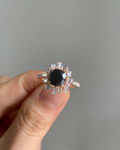 Anillo de Compromiso Estilo Art Deco con Diamante Negro o Ónix Corte Cojín en Oro Rosa con Halo de Baguette, Joyería de Lujo para Ella - Product Image 5