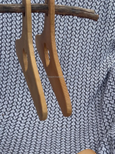 ไม้แขวนเสื้อไหล่กว้างทำจากไม้โบราณสำหรับใส่เสื้อผ้าจาก falak World โลโก้ตามสั่ง - Product Image 4