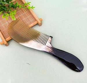 Peine de cuerno natural con logotipo personalizado, con dientes largos, para el cuidado del cabello y peinado elegante, ideal para regalos de cumpleaños y decoración del hogar, al mejor precio. - Product Image 1