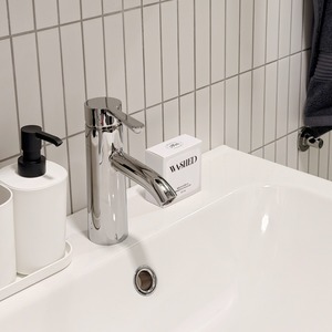 Soin quotidien doux avec une action nourrissante et un équilibre hydratant - Barre nettoyante visage naturelle et végane pour peaux sensibles - Product Image 1