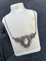 Collier en macramé fait main avec pendentif en labradorite, pierre chatoyante, cordon marron réglable, propriétés curatives