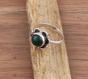 แหวนเงินแท้ 925 ประดับหยกเขียวธรรมชาติทรงเบเซล ดีไซน์หรูหราสำหรับผู้หญิง ประดับอัญมณีแท้ เหมาะสำหรับงานปาร์ตี้ - Product Image 4