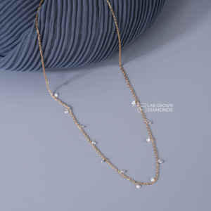 Colgante de Lujo con Moissanita de Corte Redondo en Oro Amarillo de 14K para Mujer con Treinta Piedras Brillantes, 2.41 Quilates de Peso Total - Product Image 4