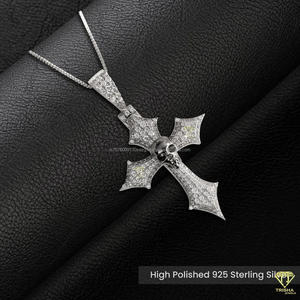 Collier pendentif croix crâne personnalisé avec diamants de laboratoire entièrement sertis et finition de luxe - Product Image 2