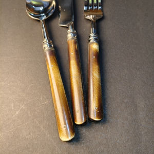 Juego de Cubiertos de 3 Piezas con Mango de Resina Imitación Cuerno/Ámbar, Incluye Cuchara, Cuchillo y Tenedor. Para Accesorios del Hogar - Product Image 4