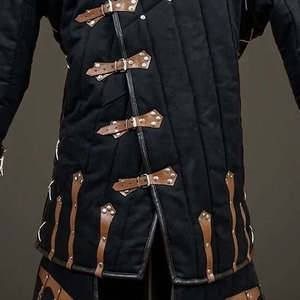 Gambesón Acolchado Negro Medieval de Algodón con Correas de Cuero, Disfraz Funcional para Reenactment, Doblezado Resistente para Hombre - Product Image 4
