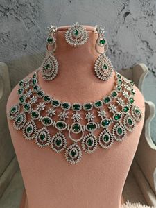 Conjunto de Joyería AD con Collar de Gargantilla de Diamantes Americanos con Acabado Plateado y Pendientes Tikka, Conjunto de Gargantilla AD, Joyería Nupcial India de Bollywood - Product Image 5