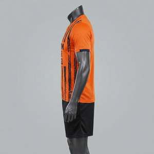 Uniforme de Fútbol al por Mayor, Conjunto de Camiseta de Fútbol Personalizada para Hombre con Cuello en V y Rayas Naranjas, Manga Corta, con Pantalones Cortos Negros - Product Image 3