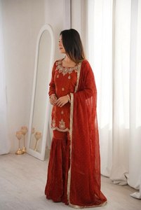 Haz que tu día brille con nuestro salwar kameez tradicional de tela de seda pura con bordados y lentejuelas para mujeres o niñas. - Product Image 2