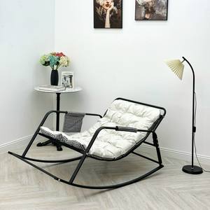 Fauteuil à bascule de style industriel avec structure en métal robuste, coussin rembourré écologique et durable, chaise confortable pour la lecture et la détente - Product Image 1