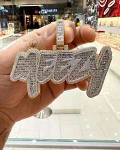 จี้เพชรโมอิสซาไนต์ทรงกลมเจียระไนแบบบริลเลียนท์ 5 กะรัต สำหรับผู้ชาย สไตล์ฮิปฮอป ชุบโรเดียม พร้อมสลักอักษรย่อตามสั่ง ทำจากเงินแท้ 925 - Product Image 2