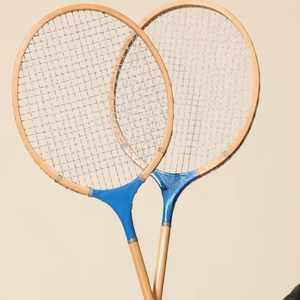 Raquettes de badminton professionnelles en gros à prix abordable avec manche en bois pour sports de plein air, équipement sportif de badminton avec balles en bois - Product Image 1