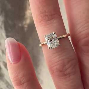 Anillos de compromiso y boda solitarios de oro macizo de 14K y 18K con diamante cultivado en laboratorio con corte cojín certificado IGI, engaste de púas para mujer, de Orave - Product Image 1