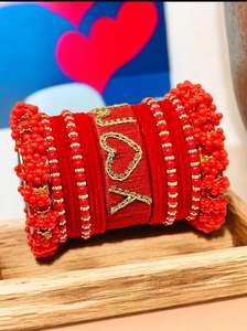 Ensemble de bracelets traditionnels marron et or avec élégantes breloques suspendues Latkan Jhumki et perles blanches complexes - Product Image 5