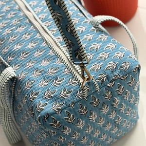Quilted Blue Leaf Pattern <b>Duffel</b> <b>Bag</b> with Zipper Closure Portable Weekender Travel <b>Bag</b> Directly manufactured Zipper closure - Product Image 5