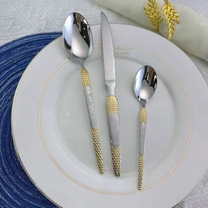 Juego de cubiertos de metal de calidad alimentaria con mangos de diseño para un uso seguro y duradero. - Product Image 3