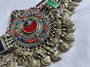 Parures de bijoux afghans de luxe mettant en valeur de grands médaillons en forme de pièce de monnaie et des détails de filigrane complexes avec des boucles d'oreilles pendantes assorties - Product Image 2