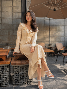 Conjunto de Dos Piezas de Alta Calidad para Vacaciones - Blusa Elegante Color Crema con Mangas con Volantes y Falda Larga Moderna Informal - Product Image 5