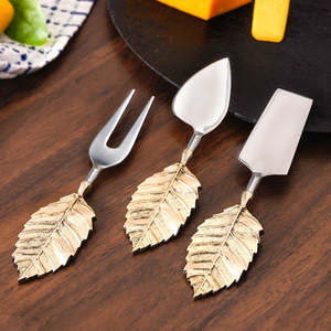 Elegante tenedor para queso y cuchillo plano con mango de metal dorado decorativo de diseño nórdico - Product Image 6