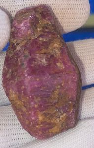 พลอยทับทิมดิบธรรมชาติ 309 กะรัต จากเคนยา เหมืองเฟโมส จอห์น โซล - Product Image 2