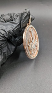 Collar de Lujo con Colgante de Medallón Inicial Personalizado con Nombre en Letra Cursiva, Diamantes Redondos, Estilo Hip Hop, en Plata 925, Joyería de Alta Gama - Product Image 2