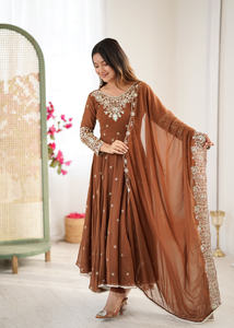 ชุดเดรส Anarkali แบบเต็มตัว พร้อมกางเกงและผ้าคลุมไหล่ ประดับเลื่อมสีรุ้ง ปักลาย Moti แขนยาว สำหรับงานเทศกาล รุ่น AU5012 - DC - Product Image 2