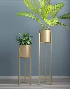 Support de pot carré en métal de haute qualité avec pot doré, design artisanal durable pour pots lourds et décoration intérieure élégante - Product Image 1