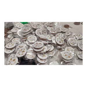 Miroirs polis ronds en marbre blanc naturel incrustés de nacre dorée faits à la main, au design personnalisé - Product Image 1