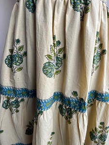 Robe Maxi d'été imprimée à la main Robe de fumeur sans manches en coton avec encolure licou à volants et motif floral froncé - Product Image 4