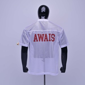 เสื้อยืดลำลองผู้ชายสีขาวคุณภาพพรีเมียม ผ้าตาข่าย แขนสั้น คอกลม พิมพ์ลายสีแดงด้านหน้า ระบายอากาศได้ดี สปอร์ต ทรงปกติ ผ้าถัก ซักแล้ว - Product Image 4